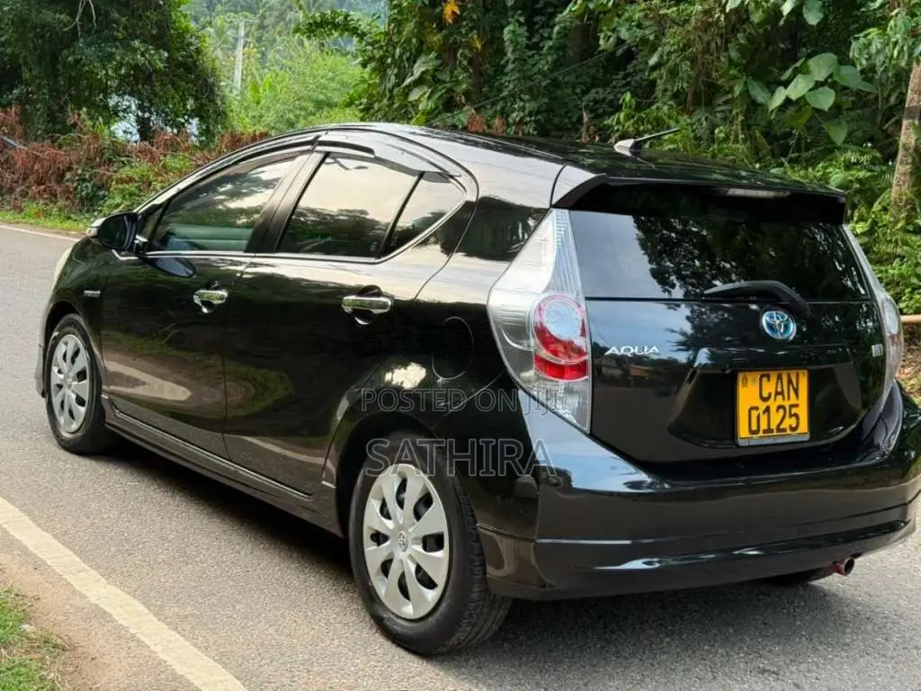 Toyota Aqua 2013 Car (Used)