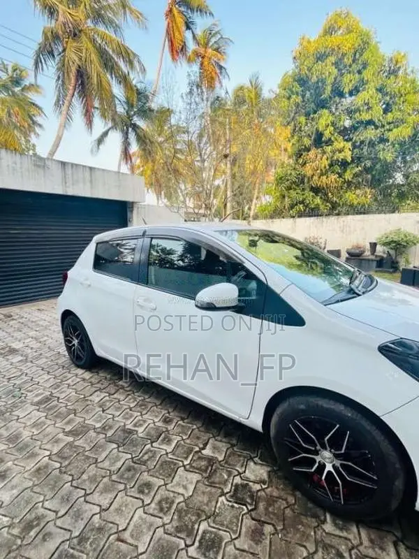 Toyota Vitz 2016 Car (Used)