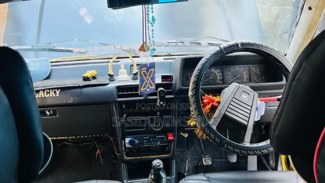Mitsubishi Lancer Box 1986 Car (Used)