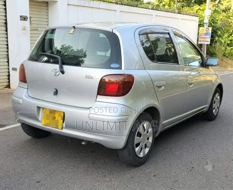 Toyota VITZ 2004 Car (Used)
