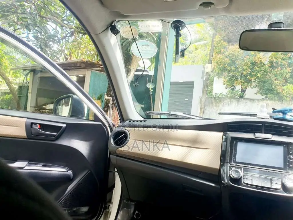 Toyota Axio 2014 Car (Used)