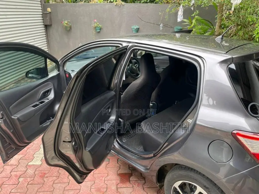 Toyota Vitz 2018 Car (Used)