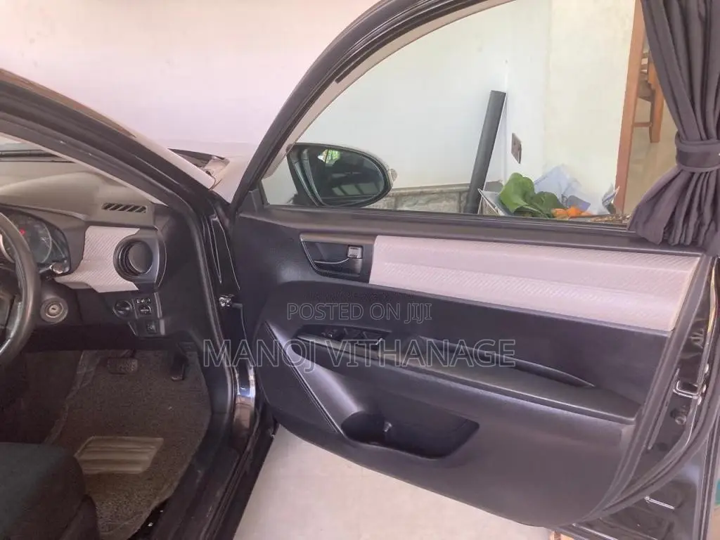 Toyota Axio 2013 Car (Used)