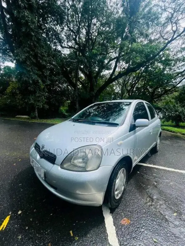 Toyota Vitz 2000 Car (Used)