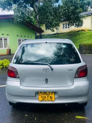 Toyota Vitz 2000 Car (Used)