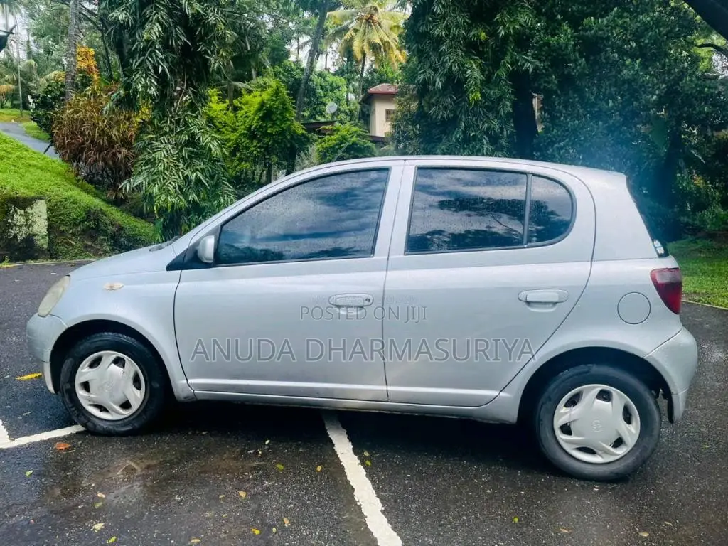 Toyota Vitz 2000 Car (Used)