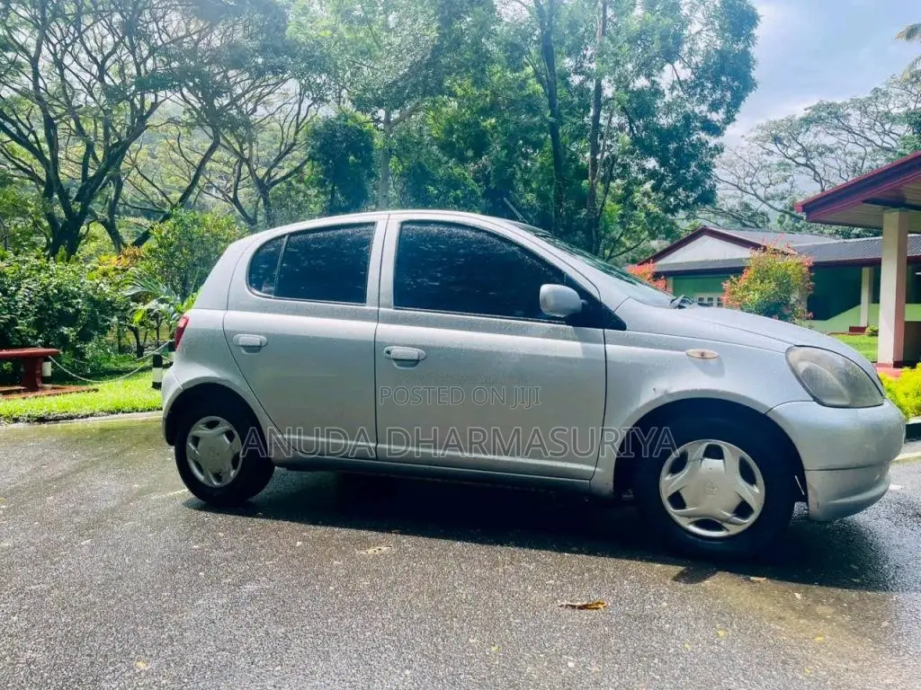 Toyota Vitz 2000 Car (Used)