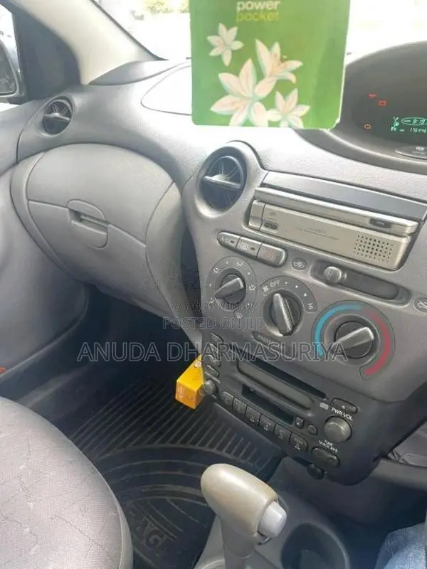 Toyota Vitz 2000 Car (Used)