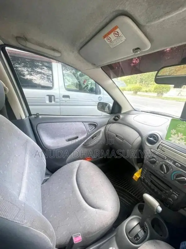 Toyota Vitz 2000 Car (Used)