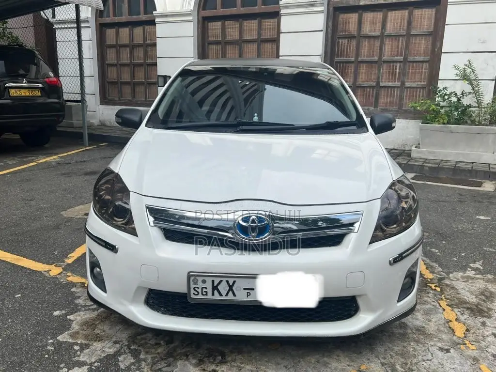Toyota Auris 2011 Car (Used)