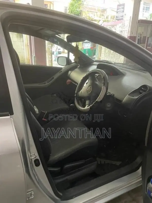 Toyota Vitz 2010 Car (Used)