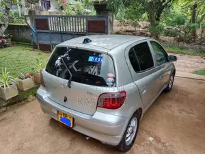 Toyota Vitz 2000 Car (Used)