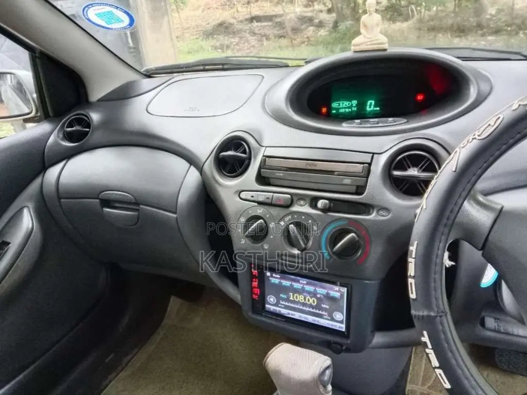 Toyota Vitz 2000 Car (Used)