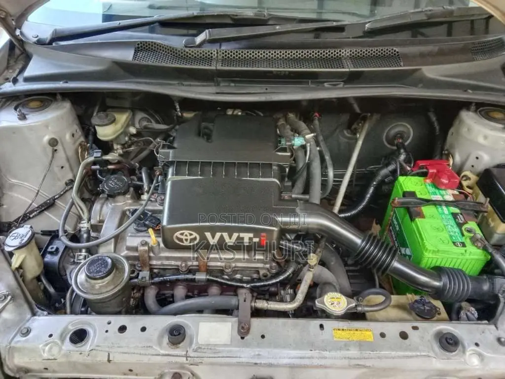 Toyota Vitz 2000 Car (Used)