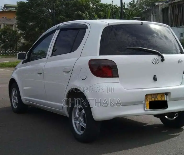 Toyota Vitz 2000 Car (Used)