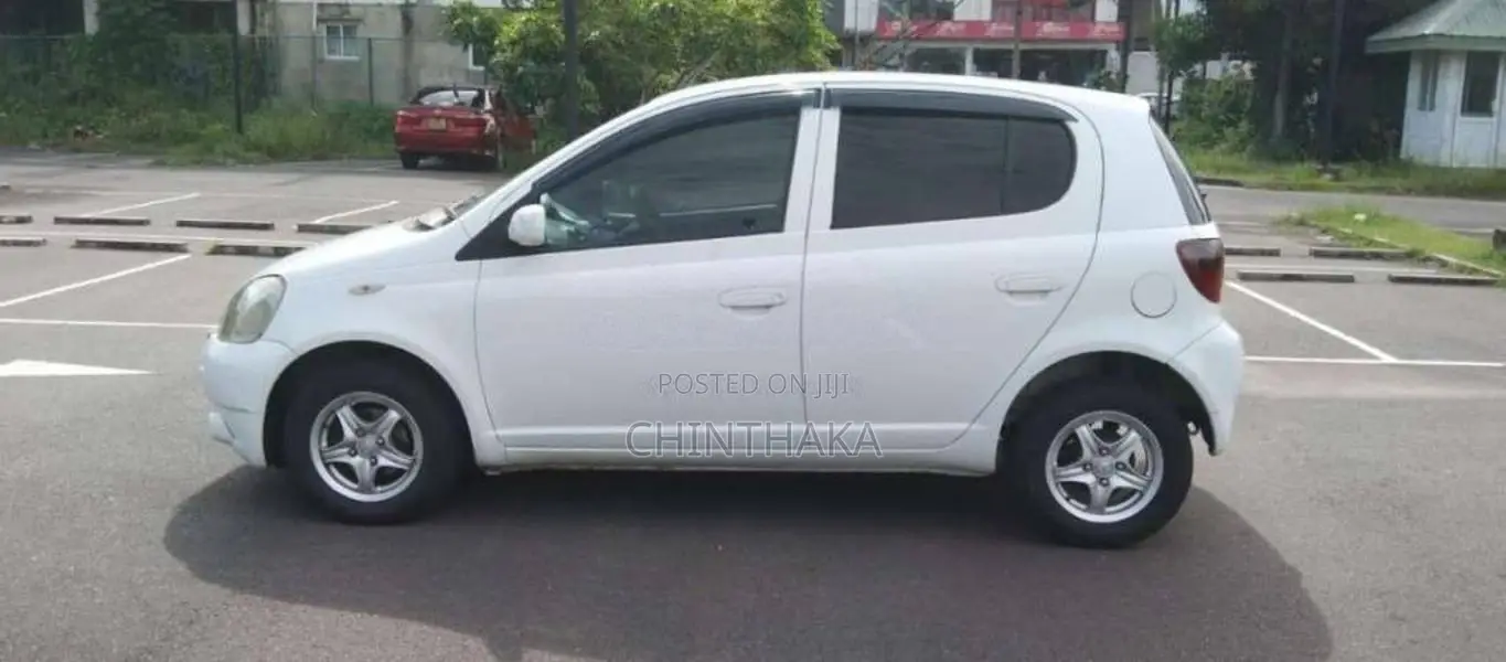 Toyota Vitz 2000 Car (Used)