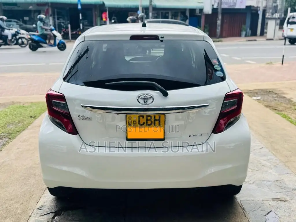 Toyota Vitz 2016 Car (Used)