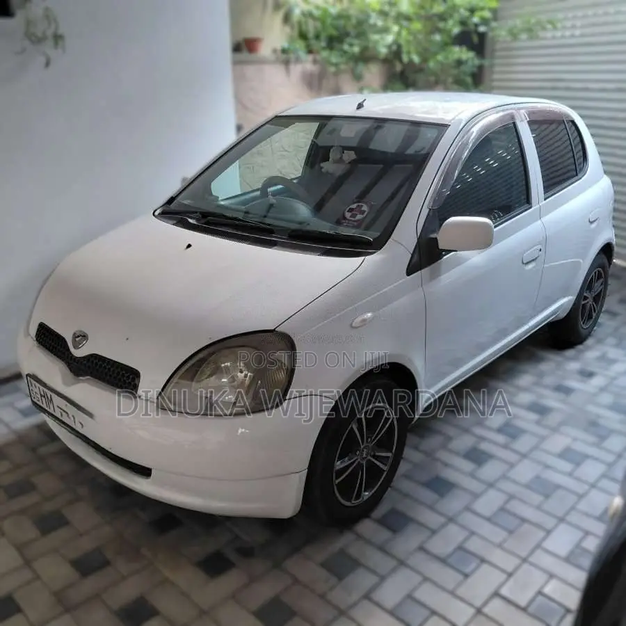 Toyota Vitz 2000 Car (Used)