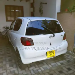 Toyota Vitz 2000 Car (Used)