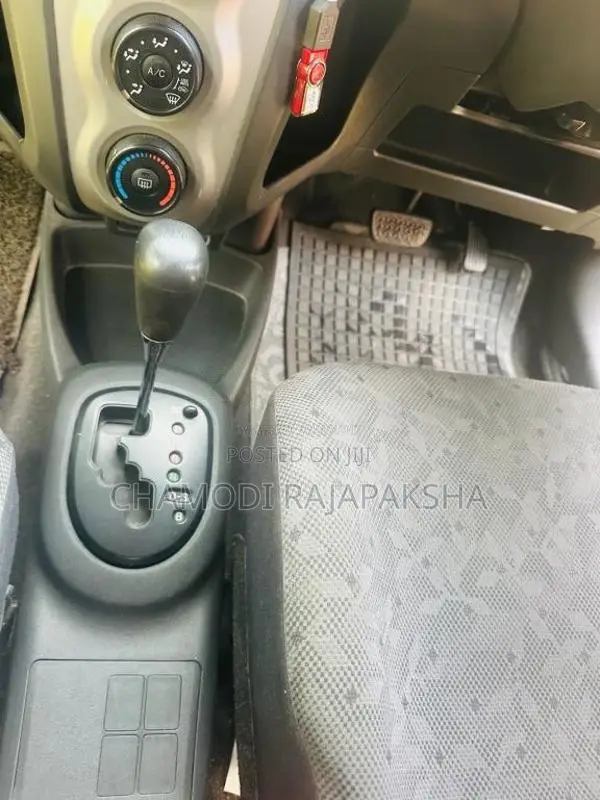 Toyota Vitz 2010 Car (Used)