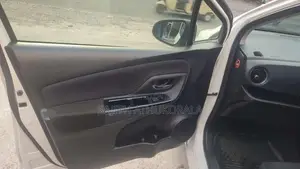 Toyota Vitz 2016 Car (Used)
