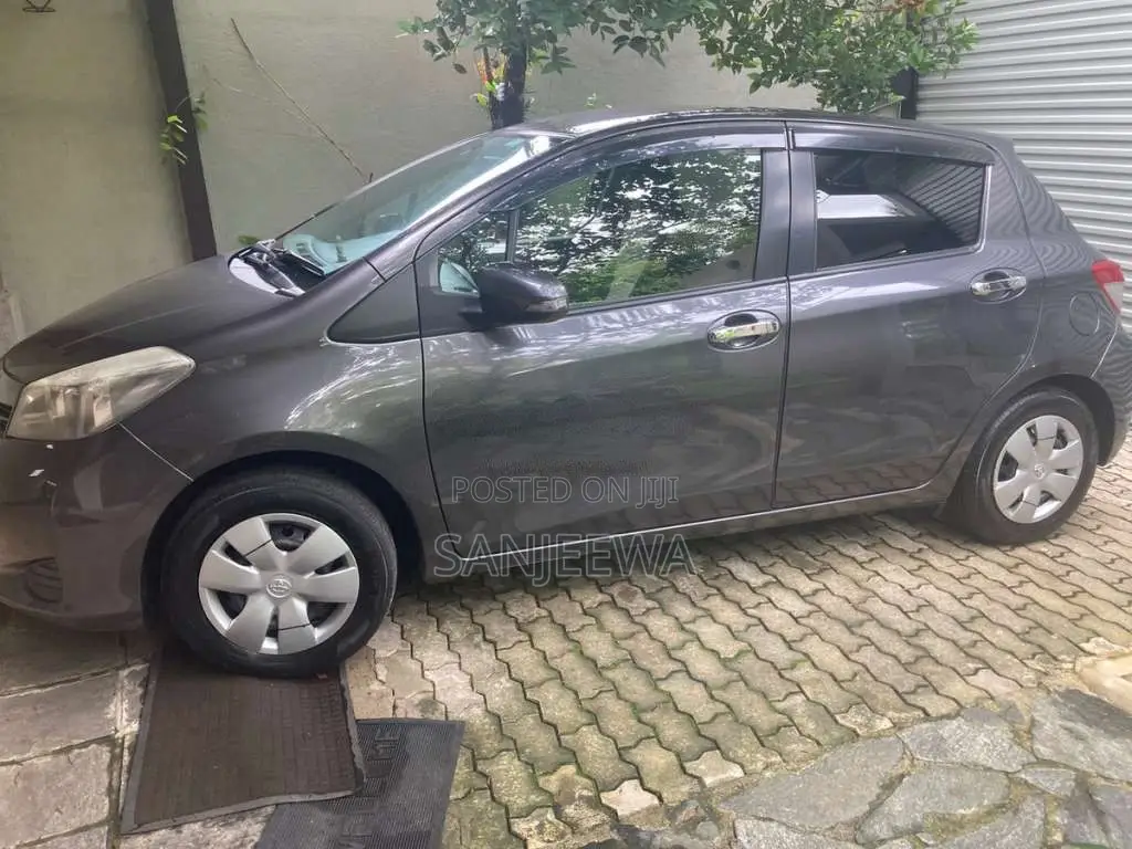 Toyota Vitz 2012 Car (Used)