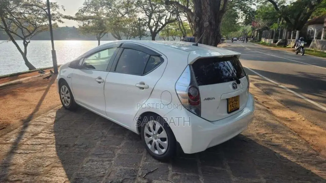 Toyota Aqua 2014 Car (Used)