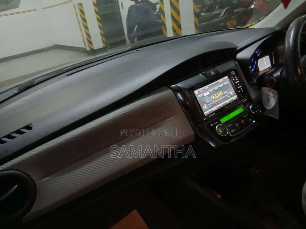 Toyota Axio 2014 Car (Used)