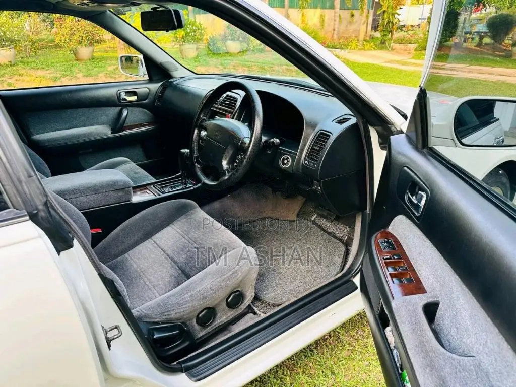 Nissan Gloria 2000 Car (Used)