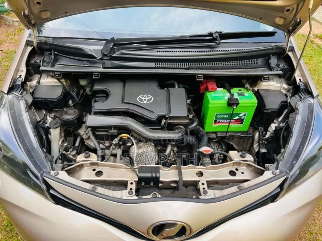 Toyota Vitz 2016 Car (Used)