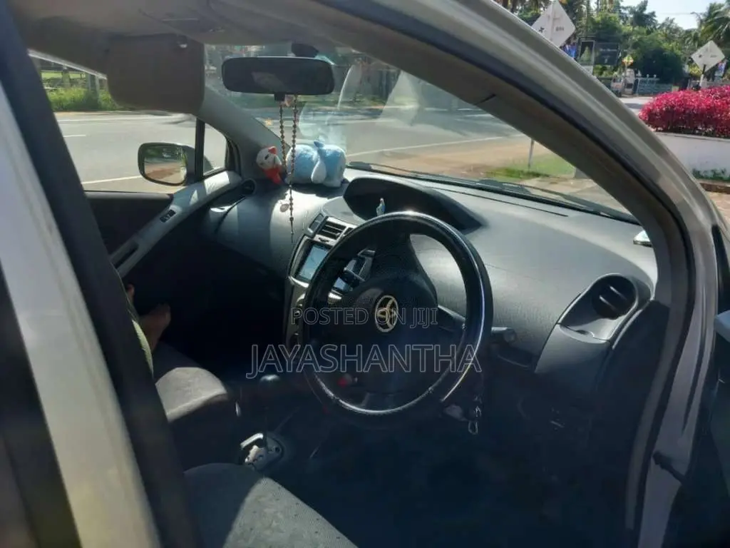 Toyota Vitz 2008 Car (Used)