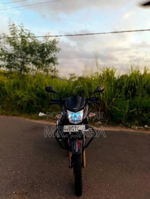 Hero Hunk 2015 Motorbike (Used)