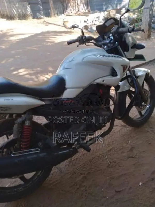 Hero-Honda Hunk 2015 Motorbike (Used)
