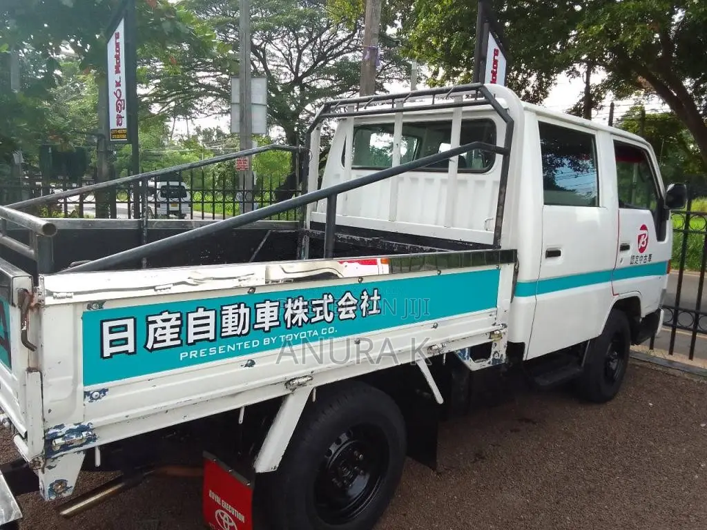Toyota CrewCab Dual Purpose 2000 Crew Cab (Used)