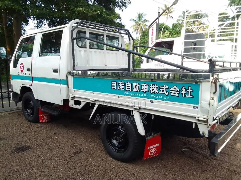 Toyota CrewCab Dual Purpose 2000 Crew Cab (Used)