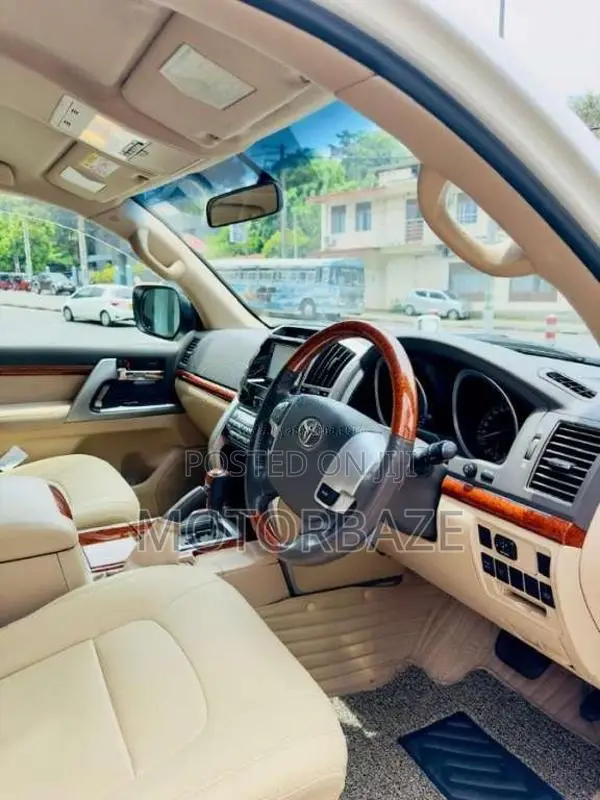 Toyota Land Cruiser Sahara V8 2013 SUV (Used)