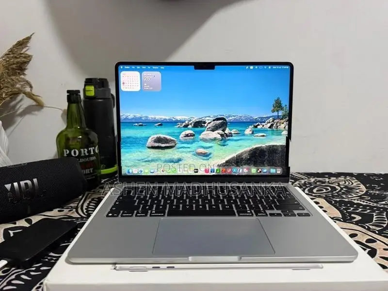 Apple MacBook v Air M5