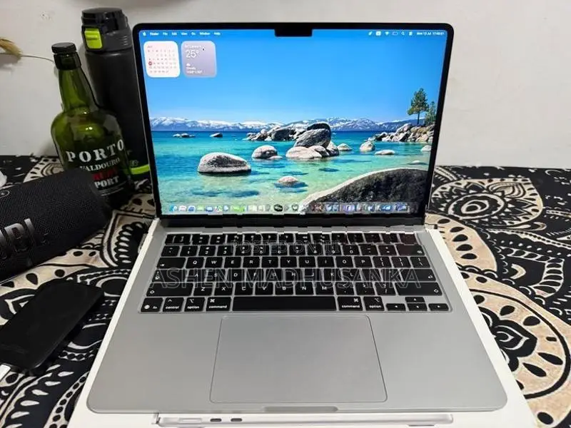 Apple MacBook v Air M5
