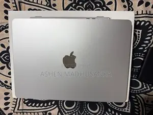 Apple MacBook v Air M5