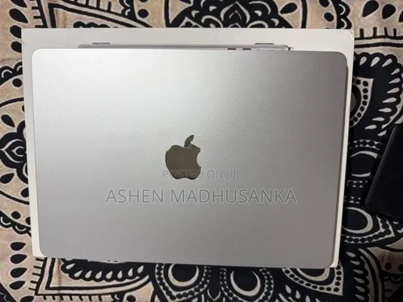 Apple MacBook v Air M5