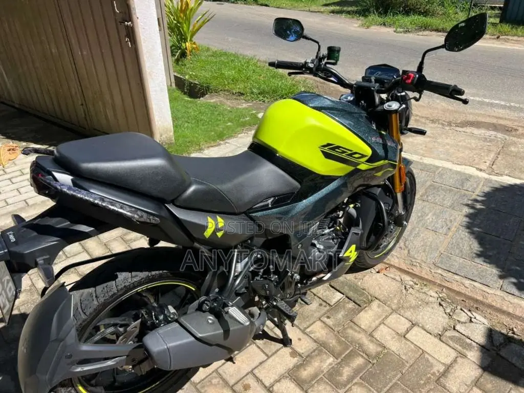 Hero Hunk 2025 Motorbike (Used)