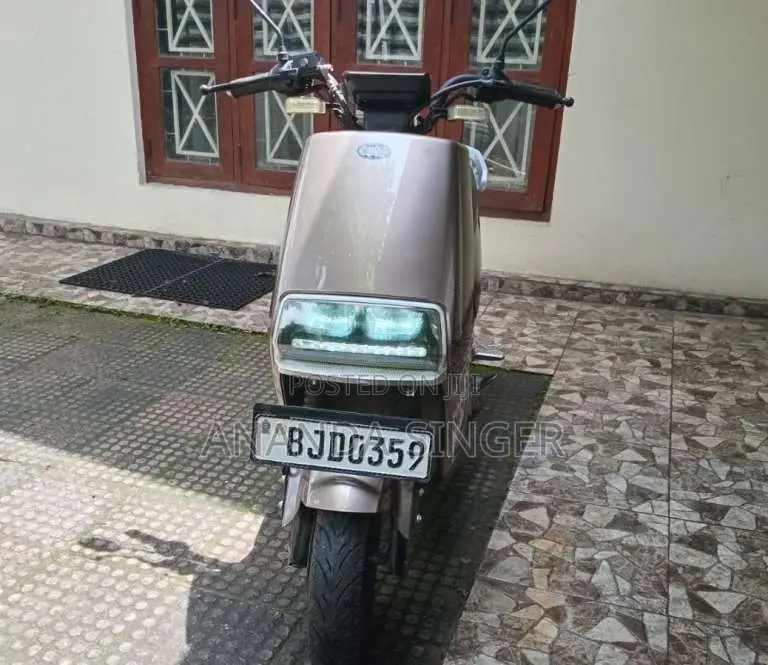 Yadea HUWANAN Epoc 2022 Motorbike (Used)