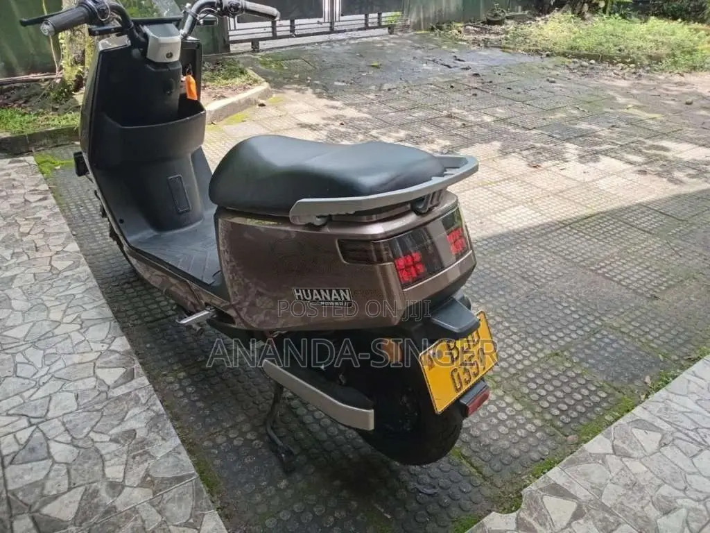 Yadea HUWANAN Epoc 2022 Motorbike (Used)