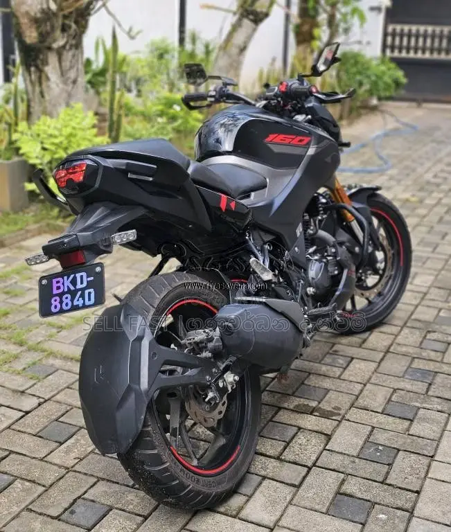 Hero Hunk 2025 Motorbike (Used)