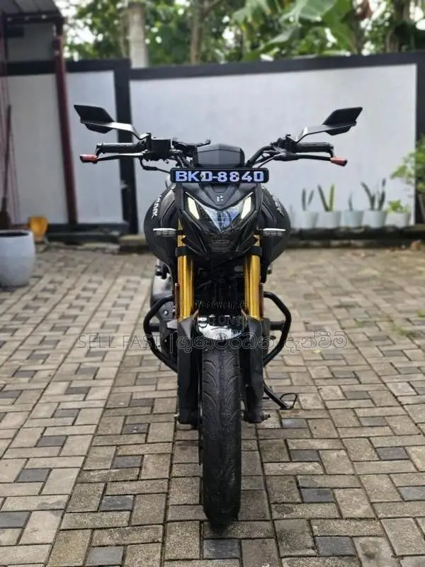 Hero Hunk 2025 Motorbike (Used)