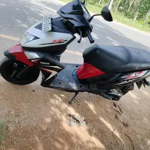 Yamaha Zr 2016 Motorbike (Used)