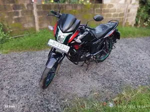 Hero Hunk 2015 Motorbike (Used)