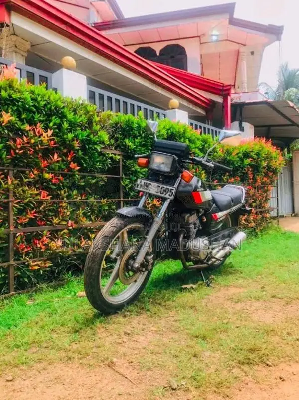 Honda Deluxe 2004 Motorbike (Used)