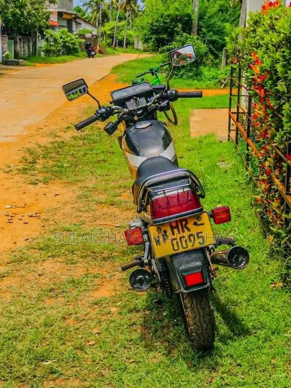Honda Deluxe 2004 Motorbike (Used)