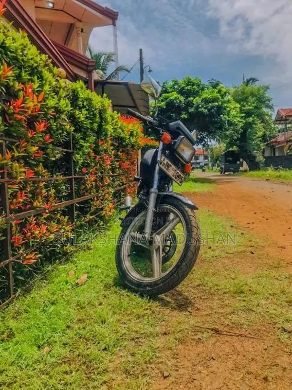 Honda Deluxe 2004 Motorbike (Used)